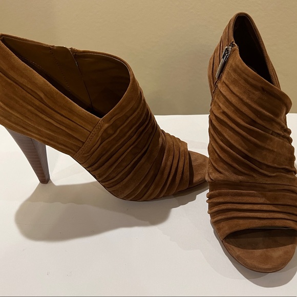 VINCE CAMUTO WOMEN’S SUEDE ANKLE BOOTIES CAMEL SIZE 8.5 - Picture 2 of 8
